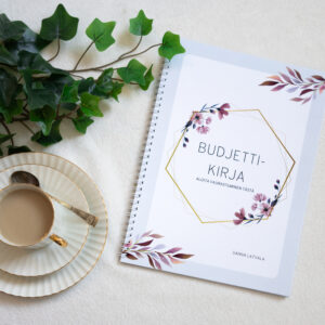 Sanna Latvalan budjettikirjan (ruskea) avulla opit säästämään rahaa ja budjetoimaan